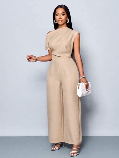 SHEIN PETITE 这款小码女士四季皆宜的优雅连体裤，适合通勤和白天外出穿着。采用简约的杏色露肩设计，不对称领口和肩部褶裥，短袖和阔腿裤型。