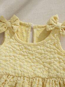 Souflis Souflis 女婴可爱休闲简约春夏黄色纯色纹理编织面料吊带背心和阔腿裤套装，设计简约时尚，融入3D蝴蝶结肩部装饰和荷叶边下摆等可爱元素，非常适合宝宝日常穿着、外出或轻松的家庭聚会。 - 黃色 - 查看 5