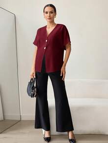 MaterniWear 夏季孕妇优雅酒红色撞色上衣，配金属纽扣，适合通勤和外出穿着。孕妇纯色V领单排扣休闲百搭日常短袖衬衫，复古酒红色衬衫，女士时尚上衣，女士办公室上衣，女士休闲现代衬衫，女士休闲现代上衣，优雅高贵女士工作上衣，女士上衣和衬衫，工作衬衫，职业装，女士工作服，女士工作衬衫，女士休闲装，夏季女士衬衫，优雅衬衫，休闲现代衬衫，商务休闲女士上衣。 - 酒紅色 - 查看 6