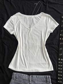 StreetHx 女士夏季V领修身T恤，十字翅膀朋克亚文化动漫印花，白色短袖V领T恤 - 白色 - 查看 2