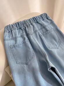 Genkimix Kids Bộ đồ 2 món cho bé gái tuổi teen, phong cách cổ điển, trang phục denim cho bé gái tuổi teen, mùa xuân/hè, màu denim xanh nhạt, áo hai dây denim lửng có bèo nhún, kết hợp với quần denim ống đứng dáng rộng màu xanh nhạt, chất liệu mềm mại và thoải mái, phù hợp cho tiệc tùng, đi học, đi làm, mặc hàng ngày. - Rửa nhẹ - Xem 3