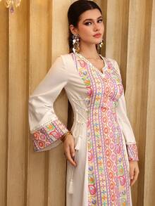 Al Najma U领珍珠装饰缎带拼接布料流苏系带袖口长款连衣裙，土耳其和阿拉伯传统长袍 - 白色 - 查看 5