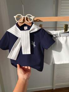 SHEIN 男婴舒适休闲百搭时尚简约风套装，包含红色领短袖T恤/POLO衫、白色条纹披肩和白色短裤/长裤（含腰带），适合室内、室外、日常、运动、派对、拍照、度假、节日、婚礼、婴儿派对、春夏等场合。 - 彩色 - 查看 3