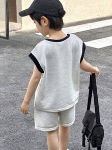 SHEIN 2件套儿童男童休闲撞色圆领套头T恤和短裤针织运动套装，适合春夏季各种场合，如郊游、情人节、约会、旅行、家庭聚会、返校、婚礼、派对、运动、生日等。 - 彩色 - 查看 3