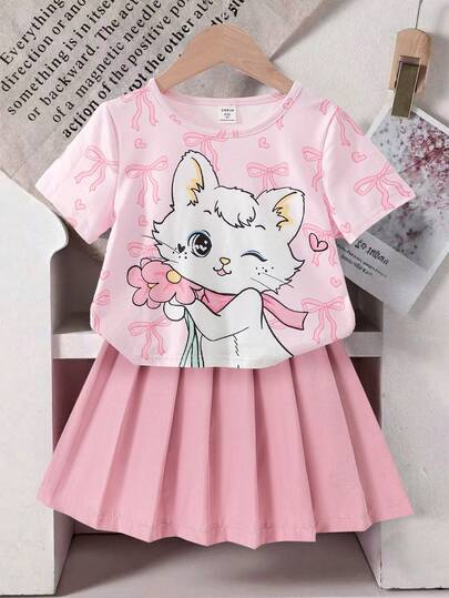 Bộ đồ bé gái phong cách Y2K gồm áo thun dệt kim tay ngắn cổ tròn in hình mèo dễ thương với nơ và chân váy xếp ly mini màu trơn.