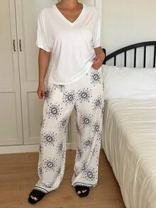 Dazy Plus 大码纯色V领短袖上衣和印花长裤睡衣套装 - 白色 - 查看 8