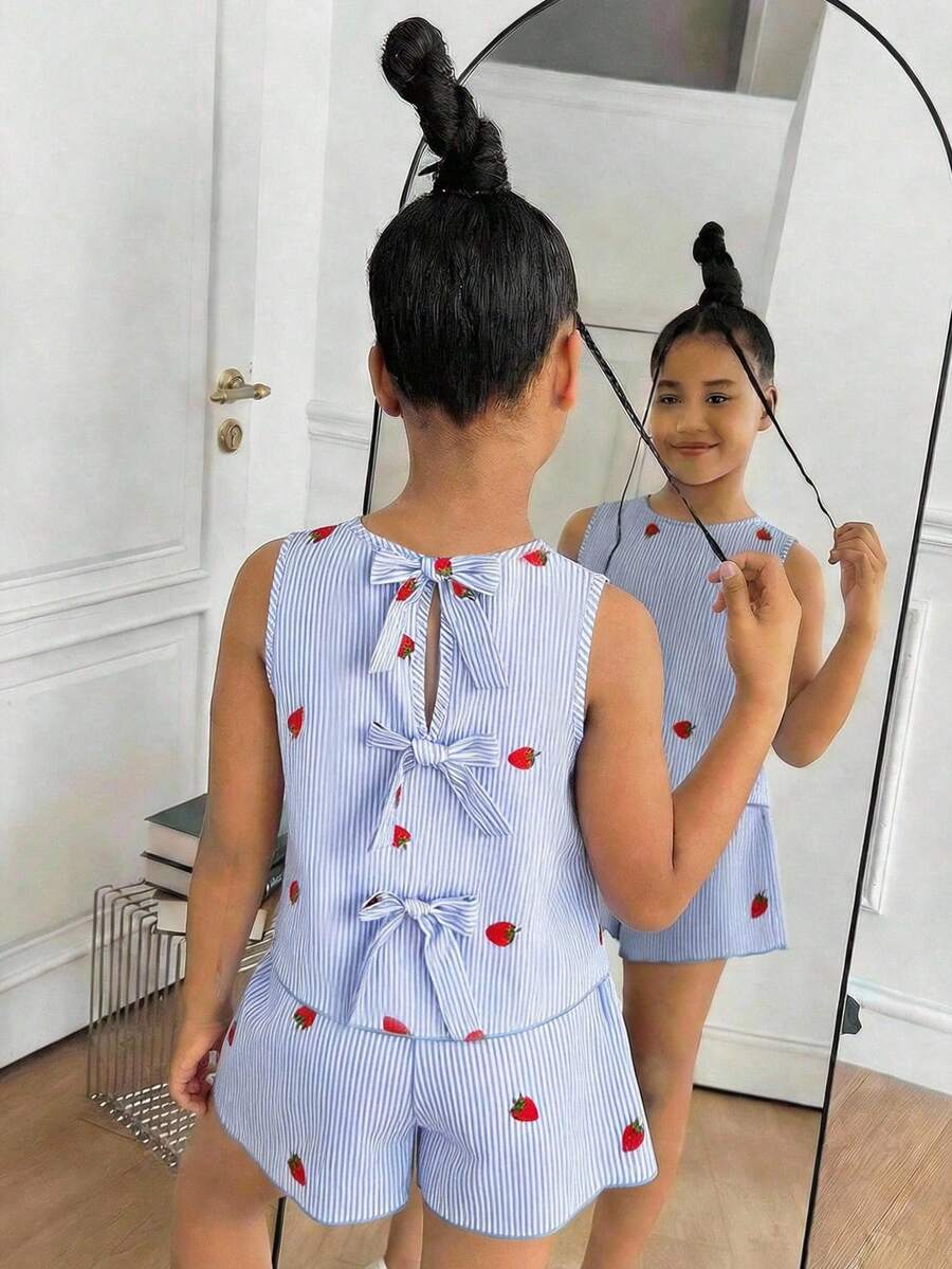 SHEIN Conjunto informal de 2 piezas de niña preadolescente para vacaciones, con parte superior de tirantes con volantes y lazo en la espalda, y shorts, con bordado de fresa y rayas azules y blancas - Azul - Ver 1