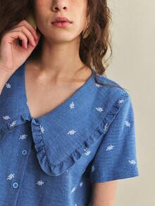 Écloséra 新款春夏蓝色衬衫，饰有纹理植物印花，个性领口，荷叶边领口，短袖，开襟设计，复古休闲风，女士衬衫，夏季上衣，夏季，女士夏季度假V领衬衫，女士蓝色上衣，女士蓝色碎花上衣，女士夏季上衣，女士蓝色衬衫 - 彩色 - 查看 2