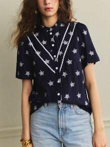 Écloséra Blouse à manches courtes avec encolure ronde, ornée de fleurs, avec volants sur les manches, Chemise boutonnée imprimée bleu marine - Bleu marine - Voir 4