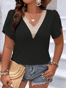 Vionelle 加大码撞色蕾丝花瓣袖T恤图案女式上衣 - 黑色 - 查看 1