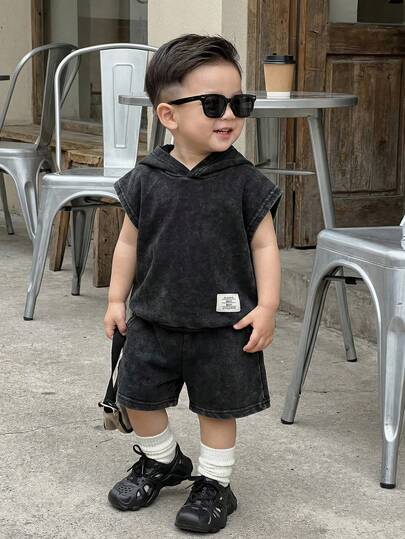 SHEIN Playful Pals Sudadera negra lavada para niños pequeños, combinada con pantalones cortos deportivos negros, con decoración gráfica, adecuado para la escuela casual, reuniones familiares, fiestas de cumpleaños, sesiones de fotos casuales, atuendo para el Día de San Valentín