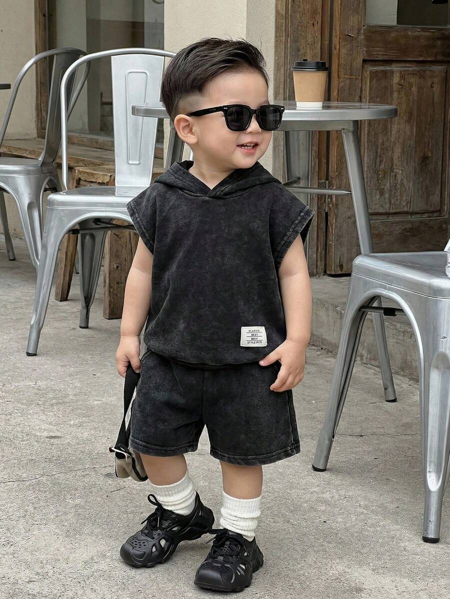 SHEIN Playful Pals 男婴黑色水洗套头卫衣搭配黑色运动短裤，印花装饰，适合休闲上学、家庭聚会、生日派对、休闲拍照、情人节等场合穿着 - 黑色 - 查看 1
