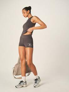 Missguided x Playboy 这款无袖运动背心饰有Logo，采用露背镂空设计和工字背剪裁，适合夏季积极健身生活方式。 - 深灰色 - 查看 4