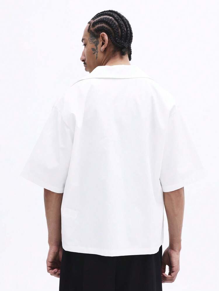 Camisa de manga curta aberta na frente com bordado.