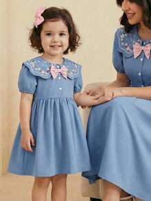 1 pieza Vestido para niñas jóvenes con cuello Peter Pan, bordado floral, mangas abullonadas y lazo azul, vestido de princesa de verano para el 7º cumpleaños, a juego con la familia, lindo y casual para primavera - Azul - Ver 1