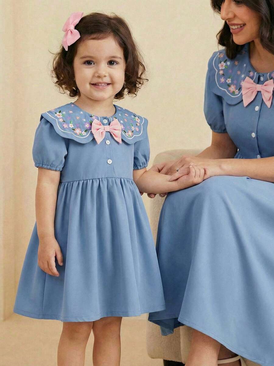 1 pieza Vestido para niñas jóvenes con cuello Peter Pan, bordado floral, mangas abullonadas y lazo azul, vestido de princesa de verano para el 7º cumpleaños, a juego con la familia, lindo y casual para primavera - Azul - Ver 1