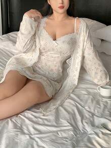 Dazy Plus Elegante conjunto de pijama de 2 piezas, vestido mini ajustado sexy con estampado floral diminuto y cárdigan holgado de manga larga, ropa de dormir para mujer de talla grande - Blanco - Ver 4