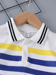 SHEIN Playful Pals 两件套幼儿男童蓝白条纹短袖Polo衫和卡其色短裤套装。采用优质面料，舒适亲肤。Polo衫配有黑色滚边领，短裤采用弹性腰带设计，活动自如。时尚条纹设计，适合6个月至3岁儿童日常穿着、学校活动和家庭聚会。短袖套装，男童套装，婴幼儿套装。 - 彩色 - 查看 4