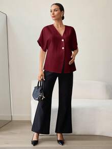 MaterniWear 夏季孕妇优雅酒红色撞色上衣，配金属纽扣，适合通勤和外出穿着。孕妇纯色V领单排扣休闲百搭日常短袖衬衫，复古酒红色衬衫，女士时尚上衣，女士办公室上衣，女士休闲现代衬衫，女士休闲现代上衣，优雅高贵女士工作上衣，女士上衣和衬衫，工作衬衫，职业装，女士工作服，女士工作衬衫，女士休闲装，夏季女士衬衫，优雅衬衫，休闲现代衬衫，商务休闲女士上衣。 - 酒紅色 - 查看 7