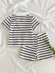 SHEIN Vintaside Kids Bộ 2 món đồ cho bé trai, gồm áo polo cổ bẻ phối sọc tương phản, kiểu dáng retro, thích hợp cho các hoạt động ngoài trời, mặc thường ngày, thể thao, tiệc tùng, giúp bé thể hiện sự năng động và cá tính. - Đen và trắng - Xem 2