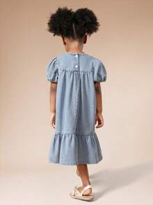 SUMWON Mädchen Chambray Besticktes Blumen Puffärmel Empire Taille Gestufte Midi Kleid mit weißen Randdetails für Lässig und Urlaub - Helle Waschung - Übersicht 2