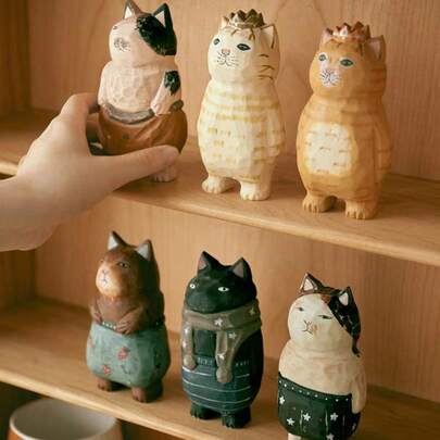 Madebyblanc 手工雕刻猫摆件，精致木制猫雕像 - 栩栩如生的迷你猫雕塑，适合家居桌面装饰、书架展示，是送给动物爱好者的可爱礼物，也是值得收藏的艺术品，创意可爱的猫摆件，适合作为生日礼物（手工制作，天然木纹）。