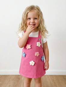 SHEIN Playful Pals Set de 2 piezas con blusa de manga acampanada de punto acanalado y vestido con tirantes de flores de ganchillo para niñas bebé, conjunto de verano casual y dulce con diseño de dibujos animados - Blanco - Ver 3