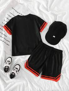 SHEIN Explorewe Bộ 2 món thể thao và thường ngày cho bé trai, gồm áo thun cổ tròn tay ngắn in số và quần short thể thao in hình, có trang trí ruy băng, thích hợp cho mặc hàng ngày vào mùa xuân/hè, thể thao, dã ngoại, đi học, dự tiệc, nghỉ mát. - màu đen - Xem 2