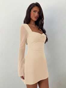 Aloruh 女士优雅方领褶皱喇叭袖修身A字迷你连衣裙，纹理面料 - 杏色 - 查看 4