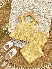 SHEIN Baby Girl Vacation Casual Yellow Plaid Floral Bow Decor Camisole And Pants Set Baby Girl Two Pieces Set Cute Baby Girl Outfit Vintage Style Baby Outfit Baby Girls Daisy Outfit Yellow Baby Girl Outfit, Kids - Yellow - View 2