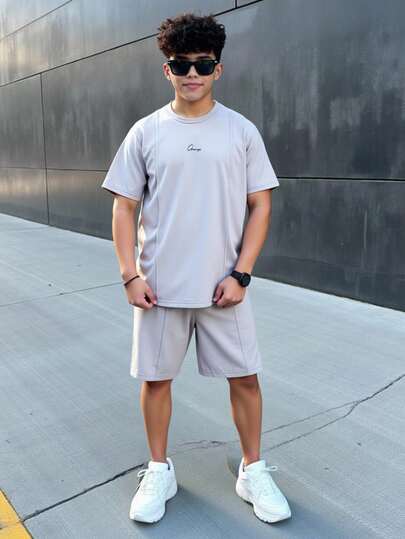 SHEIN 2件套青少年男童休闲字母印花圆领短袖上衣和短裤套装，适合通勤、上学、日常穿着、运动、春夏季节穿着。