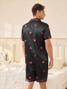 Herrpyjamaset i satin med hjärtmönster, krage och shorts, svart bakgrund - Svart - Visa 6
