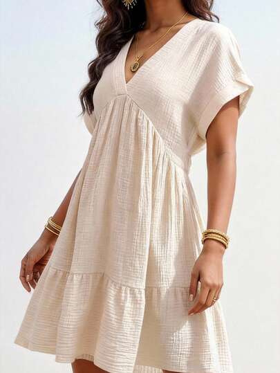 Vestido Corto Boho Beige con Escote en V y Manga Corta