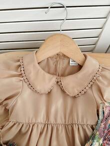 SHEIN Bộ đồ cho bé gái gồm áo vest và váy ngắn tay cổ Peter Pan họa tiết hoa cổ điển. - Nhiều màu - Xem 3