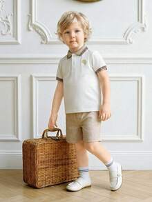 Souflis Souflis Ținută din 2 piese pentru băieți mici, include top cu guler polo și mânecă scurtă și pantaloni scurți asortați. Topul are design brodat, guler și manșete cu nervuri pentru un aspect rafinat. Pantalonii scurți din material texturat adaugă o senzație tactilă, perfecți pentru ieșirile de vară ale copiilor mici. - Multicolor - Vizualizare 6