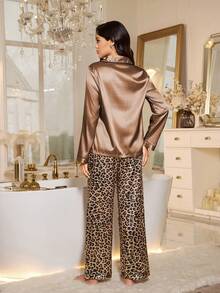 SHEIN Conjunto de pijama de mujer con estampado de leopardo y ribete de contraste de lujo - Marrón - Ver 2