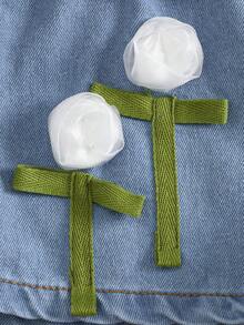 SHEIN 这款甜美可爱的女童粉白撞色背心套装，包含一件上衣和一条短裤。背心采用柔软的针织面料，粉白撞色设计，胸前饰有3D立体花朵，俏皮吸睛。宽松的娃娃衫款式搭配柔软水洗面料的短裤，短裤上也饰有同款花朵贴花，打造舒适自在的造型。适合春夏日常外出、公园玩耍和社区散步。 - 粉色 - 查看 6