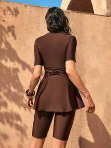 Swim Mulvari 女士纯色挂脖扭结褶皱吊带泳衣套装，适合海滩度假 - 棕色 - 查看 2