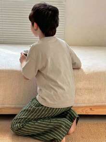 Dazy Kids Bộ 2 món cho bé trai: Áo thun cổ tròn tay ngắn và quần kẻ caro, thích hợp mặc mùa xuân/hè. - Màu be - Xem 2