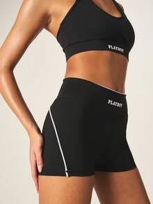 Missguided x Playboy Quần short đạp xe cạp cao với chi tiết sọc trắng bên hông và logo thương hiệu, thích hợp cho hoạt động thể thao. - Đen và trắng - Xem 1