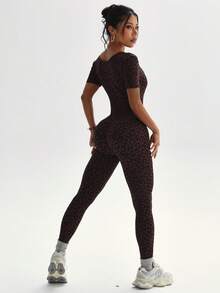 Dewbera 女士无缝束腰豹纹性感短袖瑜伽连体裤 - 咖啡棕 - 查看 5