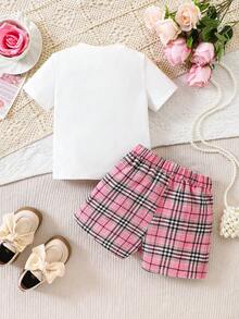 SHEIN Elladie kids 两件套女童休闲新款T恤套装，正面可爱粉色格子图案3D蝴蝶结设计，白色罗纹针织荷叶边T恤，搭配粉色格子开衩短裙，适合可爱、俏皮、休闲、舒适的日常穿着，也适合上学、郊游、海滩、派对等场合。春夏两件套儿童套装，格子裙，女童夏季格子裙，幼儿女童可爱复古风蝴蝶结套装，女童服装裙装套装 - 彩色 - 查看 3