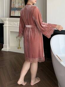 Dazy Plus Áo choàng dài dáng rộng, chất liệu nhung phối ren tương phản, cổ chữ V, thắt eo, thanh lịch, cỡ lớn dành cho nữ, thích hợp cho mùa xuân/thu. - Hồng - Xem 2