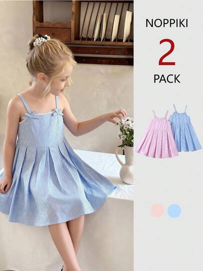 两件套少女清新简约风连衣裙，粉色和蓝色，吊带设计，胸前饰有白色蕾丝边，A字裙摆，宽松轻盈，舒适百搭，适合日常穿着、度假休闲。