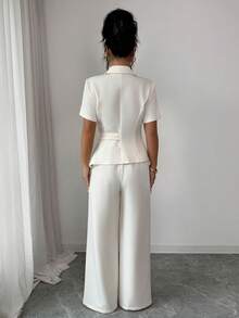 Elenzga Bộ đồ nữ, cổ ve lật cài khuy ẩn, eo điều chỉnh được bằng khóa kim loại hình chữ D, vạt áo bất đối xứng với viền bèo nhún, áo tay ngắn kết hợp với quần ống rộng thoải mái, phong cách Pháp cổ điển lãng mạn thanh lịch, phù hợp cho công sở, đi biển, dạo phố, đa năng, hàng mới về mùa xuân/hè. - Màu be - Xem 2