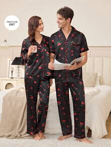 Manfinity Conjunto de pijama de manga corta para hombre con cuello de solapa de seda sintética con estampado de corazones de cereza y ribete de contraste - Negro - Ver 1