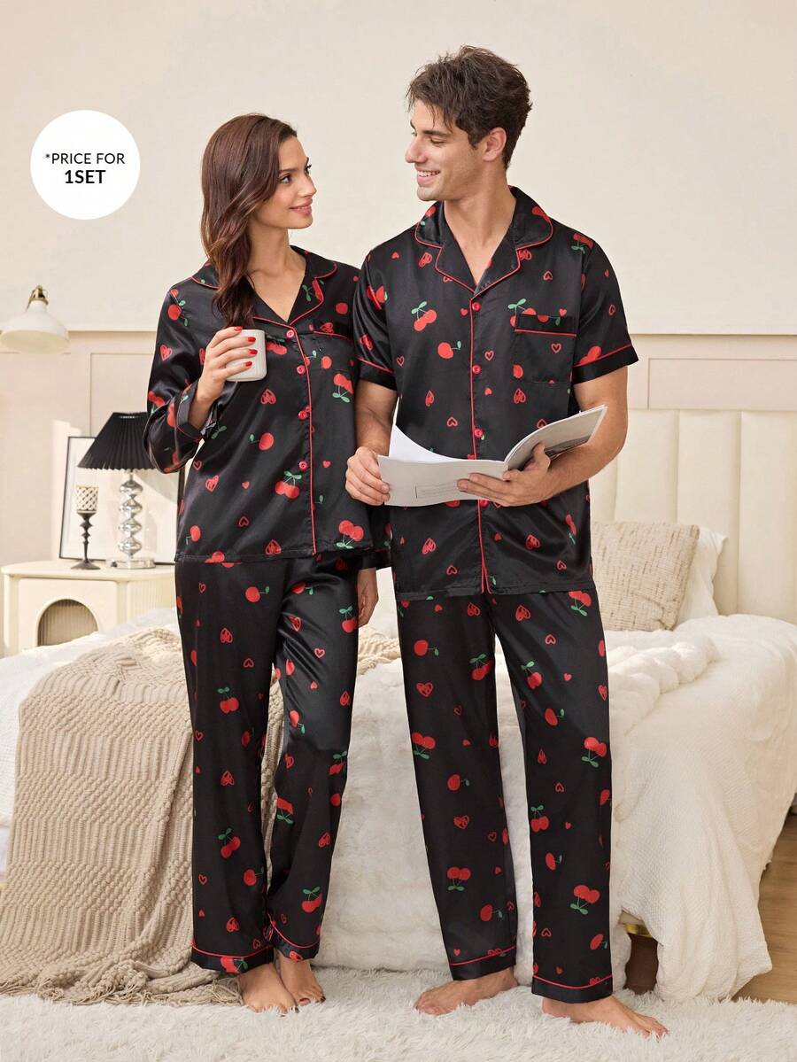 Manfinity Conjunto de pijama de manga corta para hombre con cuello de solapa de seda sintética con estampado de corazones de cereza y ribete de contraste - Negro - Ver 1