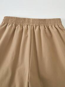 SHEIN Vacaura 2件套男童印花黑色短袖T恤+米色工装裤休闲套装，春夏款 - 卡其色 - 查看 5