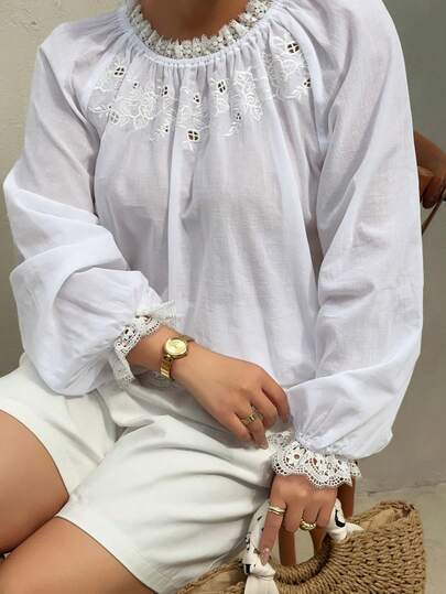 Dazy Plus 大码女式休闲花卉刺绣撞色蕾丝荷叶袖宽松薄纱上衣，适合春、夏、秋季穿着。