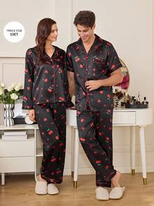 Manfinity Conjunto de pijama de manga corta para hombre con cuello de solapa de seda sintética con estampado de corazones de cereza y ribete de contraste - Negro - Ver 3